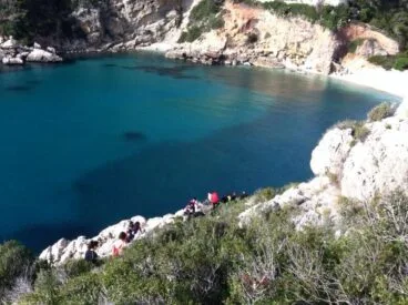 Vista de la ruta bajando a cala granadella en Jávea durante la Granadella Trail