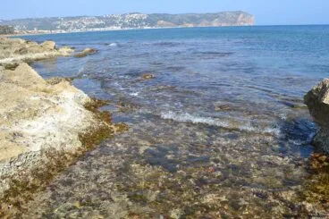 Aguas cristalinas en la playa del segundo montañar de Jávea