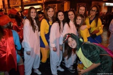 Amigas antes de comenzar el desfile de carnaval