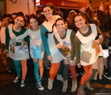 Amigas antes de dar comienzo el desfile de carnaval