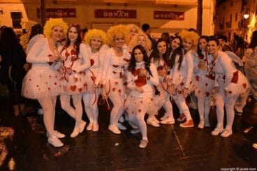 Amigas disfrazadas de cupido en el desfile de carnaval de Jávea