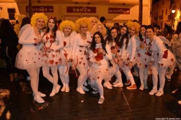 Amigas disfrazadas de cupido en el desfile de carnaval de Jávea