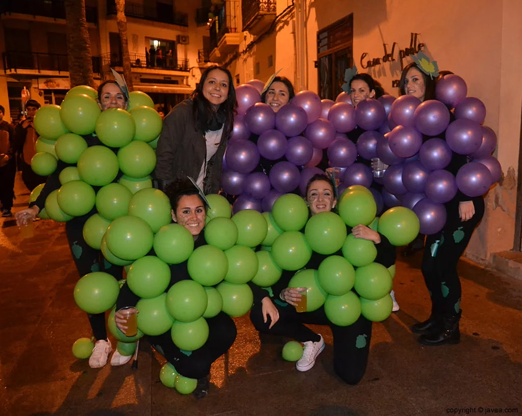 Amigas disfrazadas de uva en el desfile de carnaval de Jávea