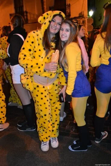 Amigas en el desfile de carnaval