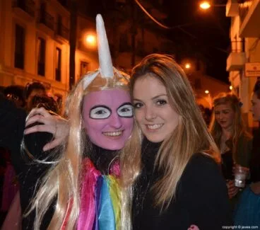 Amigas en el desfile de carnaval de Jávea