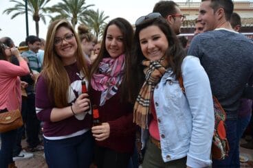 Amigas en el puerto de Jávea celebrando el mig any
