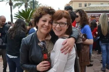 Amigas en el puerto de Jávea celebrando el mig any de baret de bous