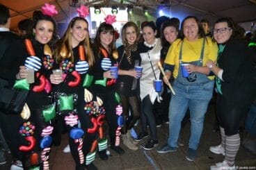 Amigas en la carpa de carnaval de Jávea