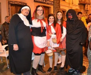 Amigos antes de comenzar el desfile