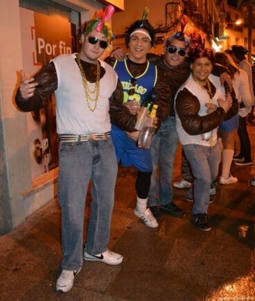 Amigos antes de empezar el desfile de carnaval de Jávea