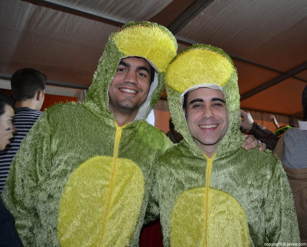 Amigos disfrazados celebrando el carnaval en Jávea