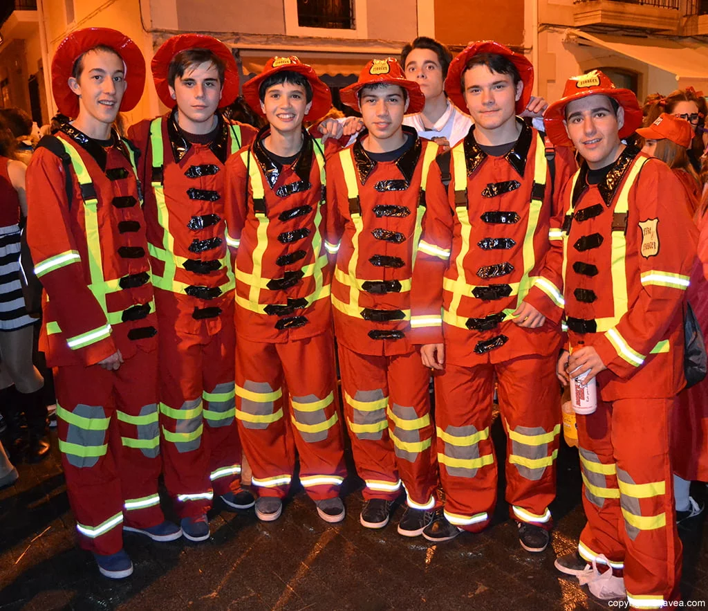 Amigos disfrazados de bomberos en el desfile de carnaval de Jávea