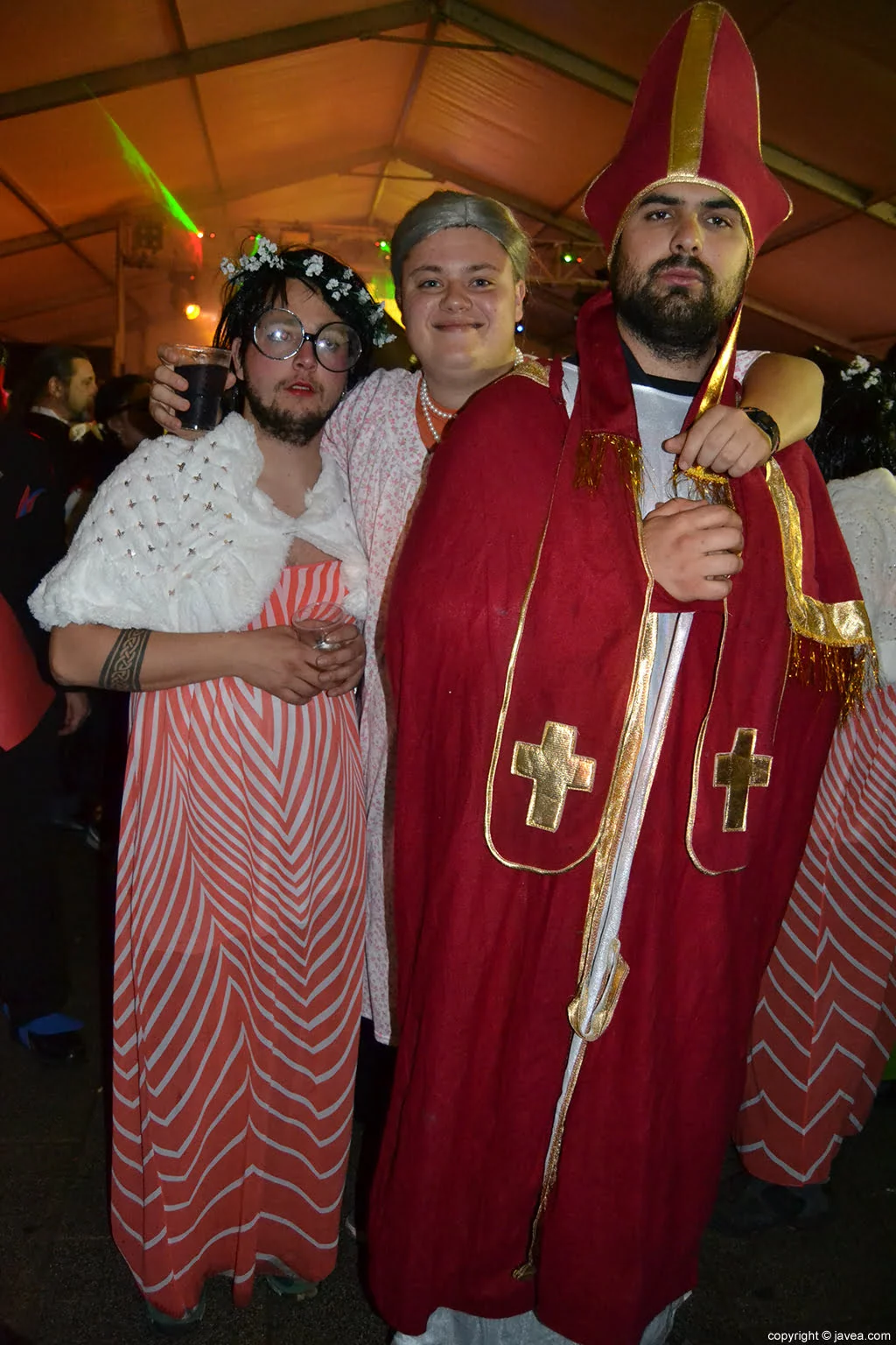 Amigos disfrazados en la carpa celebrando el carnaval en Jávea