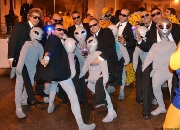 Amigos en el desfile de carnaval de Jávea