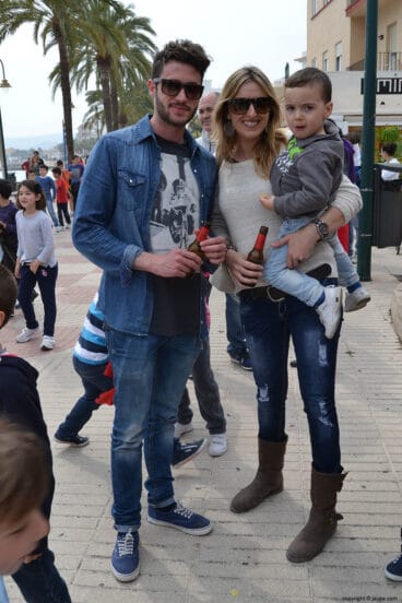 Amigos en el paseo martímo celebrando el mig any de baret de bous a la mar