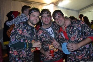 Amigos en la carpa celebrando el carnaval