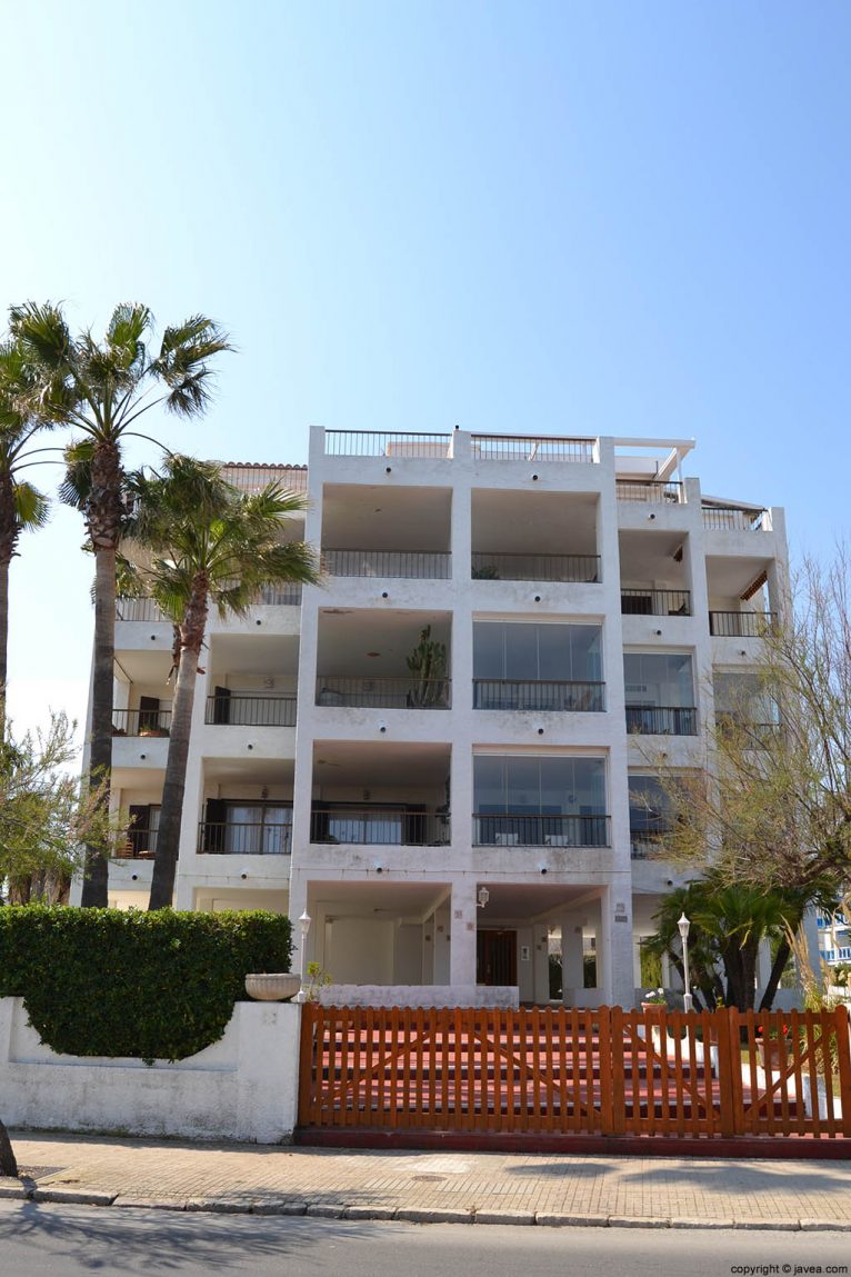 Apartamentos Cala Blanca 2 en la playa del segón muntanyar de Xàbia
