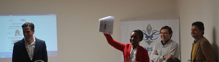 Arline Francis con el certificado y el cheque empleo que se les entregó a los alumnos de la primera edición