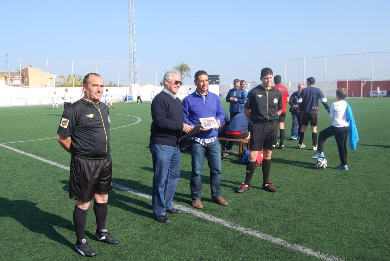Aurelio Orenes, directivo del CD. Jávea recogió una placa