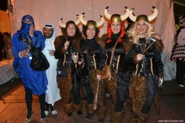 Celebrando el carnaval en la carpa situada en la Plaza de la Constitución de Jávea