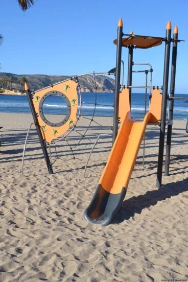 Columpios infantiles en la Playa del Arenal de Jávea