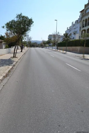 Desde la Avenida de Ultramar se accede a la Playa del Segundo Montañar de Jávea