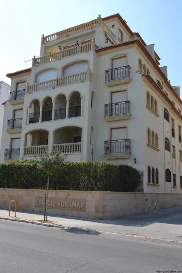 Edificio Voramar en la playa del segundo montañar de Jávea