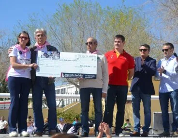Entrega del cheque al presidente de la asociación contra el cáncer