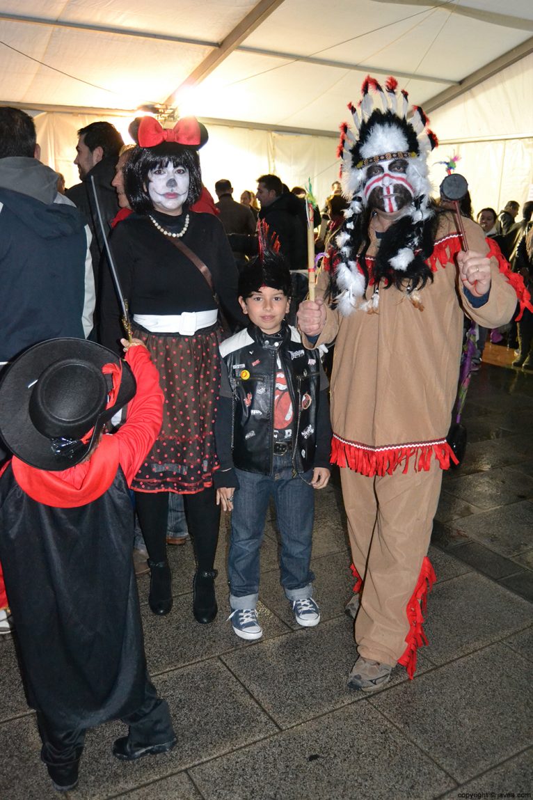 Familia disfrazada en el carnaval infantil de Jávea