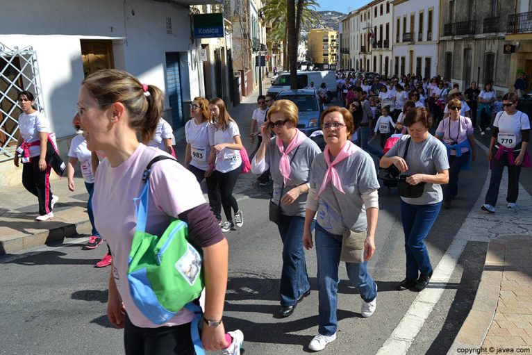 Gente de todas las edades salió a la calle para manifestarse contra el cáncer en esta cursa de la dona de Xàbia