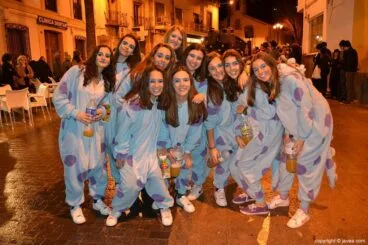 Grupo de amigas antes de comenzar el desfile de carnaval