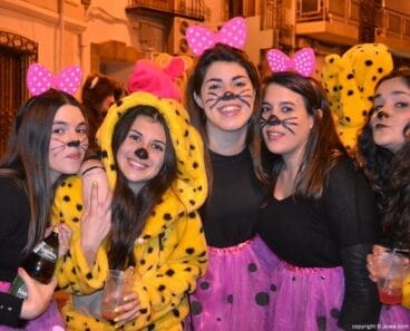 Grupo de amigas antes del desfile