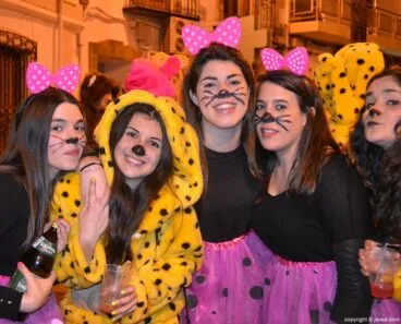 Grupo de amigas antes del desfile