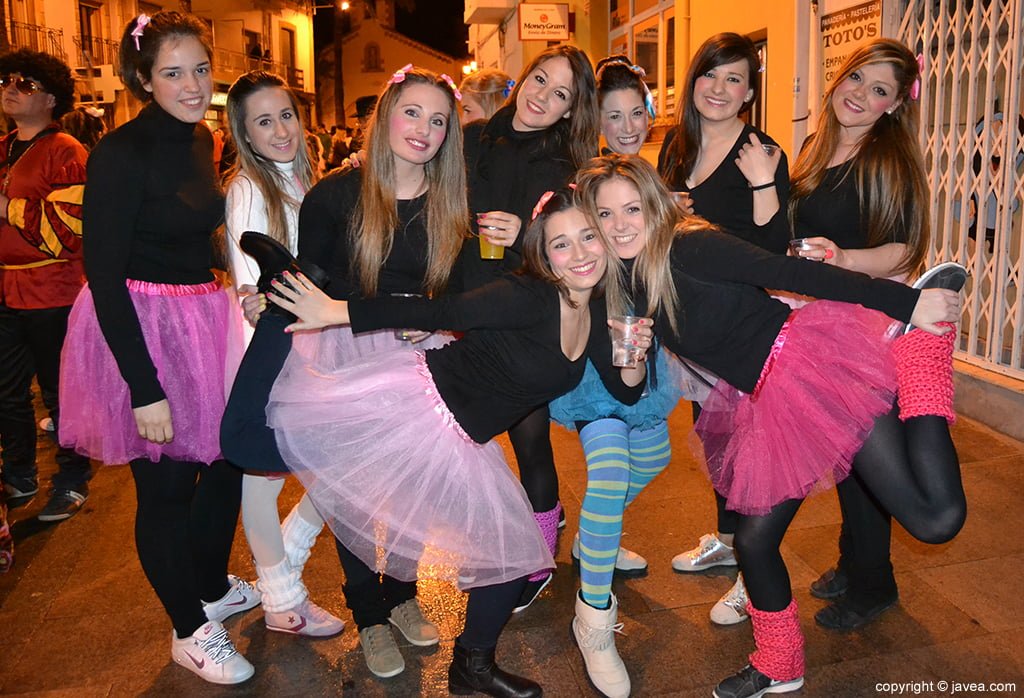 Grupo de amigas disfrazadas de bailarinas en el desfile de carnaval