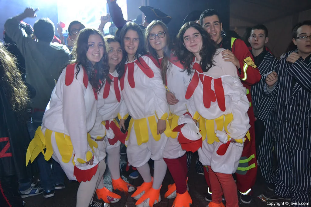 Grupo de amigas disfrazadas de gallina en el carnaval de Jávea