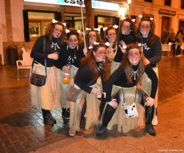 Grupo de amigas en el desfile de carnaval de Jávea