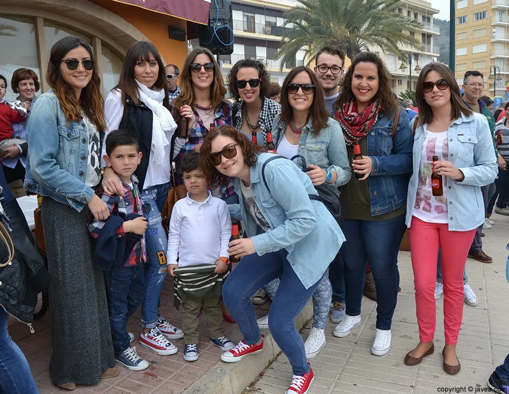 Grupo de amigas en el paseo marítimo celebrando el mig any de baret de bous a la mar