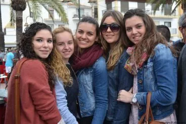 Grupo de amigas en el puerto de Jávea celebrando el mig any de baret de bous