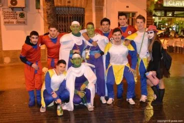 Grupo de amigos antes de empezar el desfile