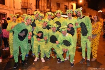 Grupo de amigos antes del desfile de carnaval