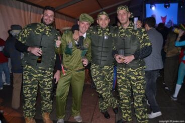 Grupo de amigos celebrando el carnaval en Jávea