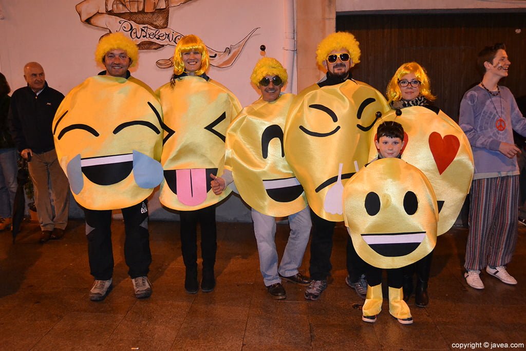 Grupo de amigos disfrazados de emoticonos de whatsapp en el desfile de carnaval