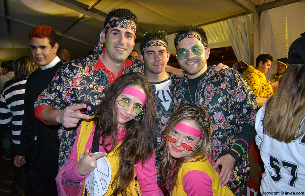 Grupo de amigos disfrazados de hippies en el carnaval de Jávea