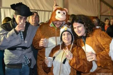 Grupo de amigos en el carnaval de Xàbia