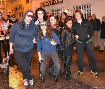 Grupo de amigos en el desfile de carnaval de Jávea