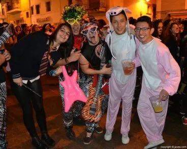 Grupo de amigos en el desfile de carnaval de Jávea de 2014