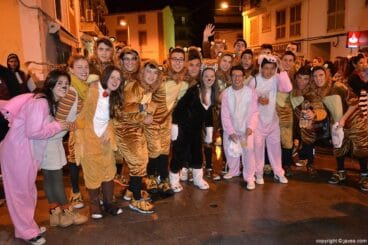 Grupo de amigos en el desfile de carnaval de Xàbia