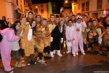Grupo de amigos en el desfile de carnaval de Xàbia