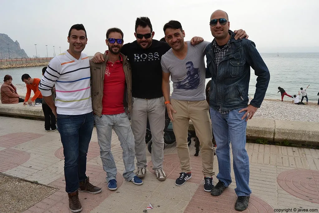 Grupo de amigos en el puerto de Jávea en el mig any de baret de bous a la mar