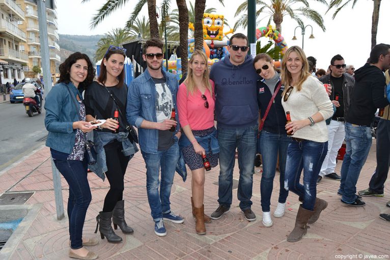 Grupo de amigos en el puerto de Jávea en el mig any de baret de bous de les festes mare de déu de loreto